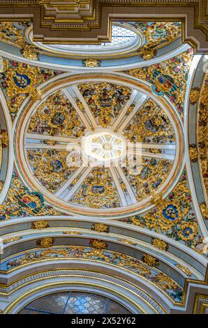 BURGOS, ESPAGNE - 8 JUIN 2014 : intérieur de la cathédrale gothique de Burgos, Castille-et-Léon, Espagne, détail du plafond Banque D'Images