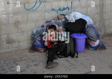 Gaza. 6 mai 2024. Un garçon attend de quitter un abri dans la ville de Rafah, dans le sud de la bande de Gaza, le 6 mai 2024. L'armée israélienne a déclaré lundi soir qu'elle effectuait des frappes aériennes à grande échelle dans la ville la plus méridionale de Gaza, Rafah. Plus tôt dans la journée, Israël a déclaré qu'il avait demandé aux civils d'évacuer l'est de Rafah avant un assaut terrestre planifié. Crédit : Rizek Abdeljawad/Xinhua/Alamy Live News Banque D'Images