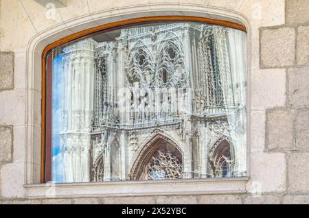 Détail architectural, façade de la cathédrale de Burgos, Espagne, reflété dans une fenêtre Banque D'Images