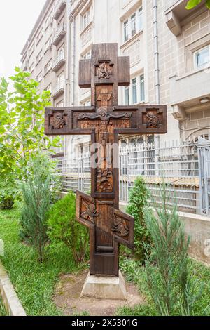 Croix orthodoxe russe sculptée en bois à l'église russe Nicolas dans le centre de Bucarest, capitale de la Roumanie, Europe centrale Banque D'Images