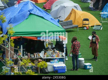 Vancouver, Canada. 6 mai 2024. Des manifestants pro-palestiniens sont vus dans un campement sur le campus de Vancouver de l'Université de la Colombie-Britannique à Vancouver, Colombie-Britannique, Canada, le 6 mai 2024. Crédit : Liang Sen/Xinhua/Alamy Live News Banque D'Images