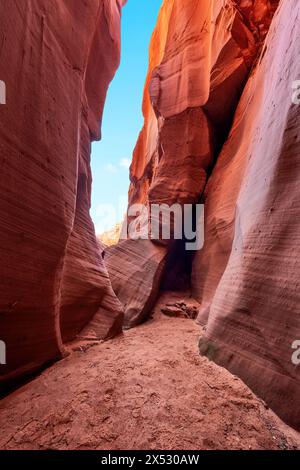 Wind Pebble slot canyon près de page Arizona met en évidence le passage étroit et étonnants, motifs complexes qui se forment sur des millions d'années à partir du c Banque D'Images