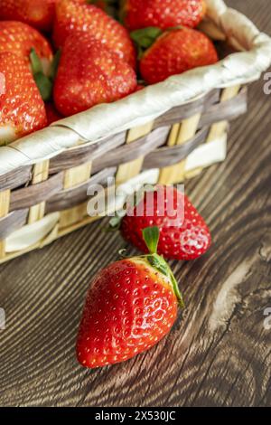 Une boisson alcoolisée composée de brandy appelée liqueur de fraise est faite avec des fraises Banque D'Images