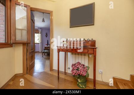 Palier d'un escalier intérieur décoré d'un secrétariat en bois avec différents types de tiroirs Banque D'Images