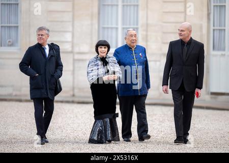 Paris, le 6 mai 2024.la chanteuse française Mireille Mathieu (à gauche) arrive à un dîner officiel d'État dans le cadre de la visite d'État de deux jours du président chinois en France, au Palais de l'Elysée à Paris, le 6 mai 2024.photo d'Eliot Blondet/ABACAPRESS. COM Credit : Abaca Press/Alamy Live News Banque D'Images