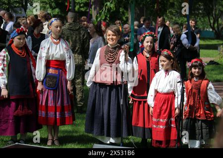 KIEV, UKRAINE - 05 MAI 2024 - les participants portent des costumes nationaux pendant la célébration de Pâques à Sophia de l'aire de conservation nationale de Kiev, Kiev, capitale de l'Ukraine Banque D'Images