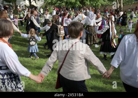 KIEV, UKRAINE - 05 MAI 2024 - les participants dansent pendant la célébration de Pâques à la réserve nationale de conservation de Kiev, Kiev, capitale de l'Ukraine Banque D'Images