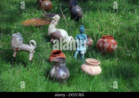 KIEV, UKRAINE - 05 MAI 2024 - des pièces de poterie sont exposées pendant la célébration de Pâques à Sophia de la zone de conservation nationale de Kiev, Kiev, capitale de l'Ukraine Banque D'Images
