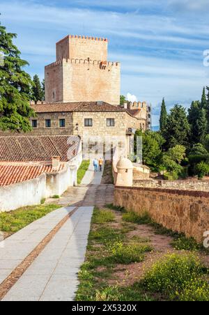 Ciudad Rodrigo, Espagne - 10 juin 2023 : route piétonne sur les murs de la forteresse de Ciudad Rodrigo en Espagne et en arrière-plan le château Wit Banque D'Images