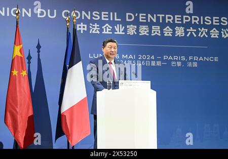 Paris, France. 6 mai 2024. Le président chinois Xi Jinping assiste à la cérémonie de clôture de la sixième réunion du Conseil des affaires Chine-France avec le président français Emmanuel Macron et prononce un discours intitulé « bâtir sur les réalisations passées pour ensemble œuvrer dans une nouvelle ère de la coopération Chine-France » à Paris, France, le 6 mai 2024. Crédit : XIe Huanchi/Xinhua/Alamy Live News Banque D'Images