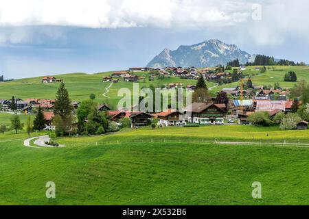 Vue de Ried et Niederdorf, derrière Gruenten, Obermaiselstein, Oberallgaeu, Allgaeu, Bavière, Allemagne Banque D'Images