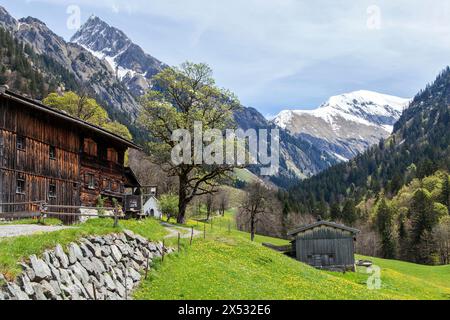 Ancienne ferme dans le village agricole de montagne historique de Gerstruben, Marienkapelle et Hoefats à l'arrière, Dietersbachtal, près d'Oberstdorf, Allgaeu Banque D'Images