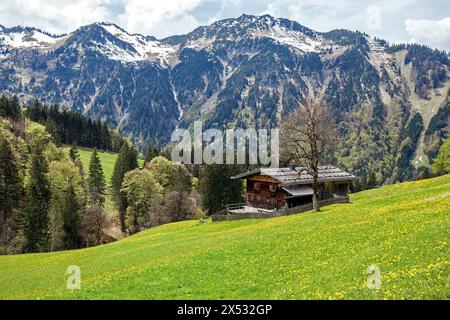 Ancienne ferme dans le village agricole de montagne historique de Gerstruben, derrière Himmelschrofen, Dietersbachtal, près d'Oberstdorf, Allgaeu Alpes Banque D'Images