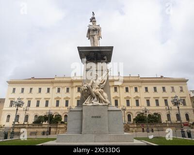 Monument de Vittorio Emanuele II, en face de l'école néoclassique Palazzo della Provincia, Piazza Italia, Sassari, Sardaigne, Italie Banque D'Images