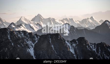 Sommets de haute montagne avec glaciers au coucher du soleil, col d'Ala Kul, montagnes de Tien Shan, Kirghizistan Banque D'Images