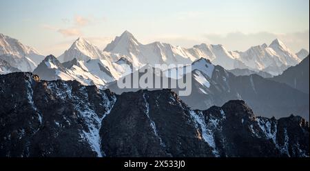 Sommets de haute montagne avec glaciers au coucher du soleil, col d'Ala Kul, montagnes de Tien Shan, Kirghizistan Banque D'Images