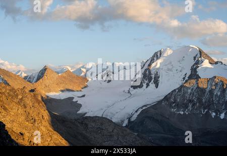 Sommets de haute montagne avec glaciers au coucher du soleil, col d'Ala Kul, montagnes de Tien Shan, Kirghizistan Banque D'Images