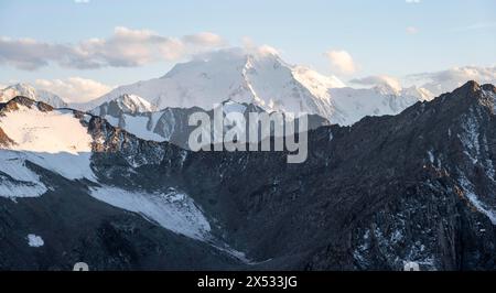 Sommets de haute montagne avec glaciers au coucher du soleil, col d'Ala Kul, montagnes de Tien Shan, Kirghizistan Banque D'Images