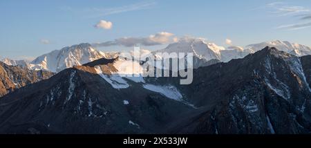 Sommets de haute montagne avec glaciers au coucher du soleil, col d'Ala Kul, montagnes de Tien Shan, Kirghizistan Banque D'Images