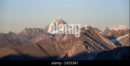 Sommets de haute montagne avec glaciers au coucher du soleil, col d'Ala Kul, montagnes de Tien Shan, Kirghizistan Banque D'Images