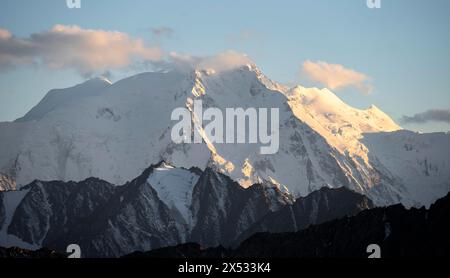 Sommets de haute montagne avec glaciers au coucher du soleil, col d'Ala Kul, montagnes de Tien Shan, Kirghizistan Banque D'Images