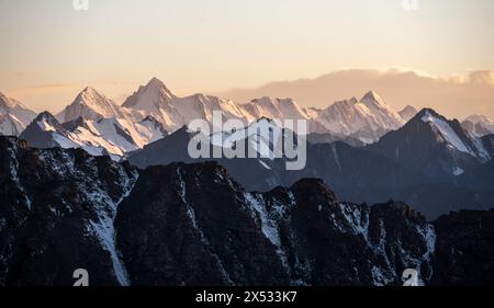 Sommets de haute montagne avec glaciers au coucher du soleil, col d'Ala Kul, montagnes de Tien Shan, Kirghizistan Banque D'Images