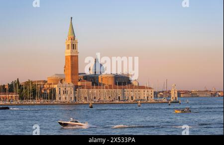 Isola di San Giorgio Maggiore avec l'église de San Giorgio Maggiore au lever du soleil, Venise, Vénétie, Italie Banque D'Images