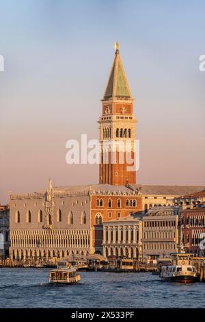 Campanile Campanile et Palais des Doges au lever du soleil, vue depuis la promenade sur l'eau, Venise, Vénétie, Italie Banque D'Images