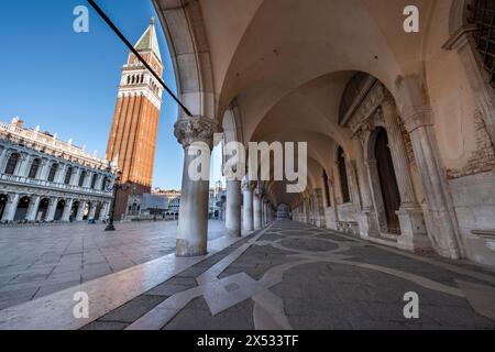 Colonnade du Palais des Doges avec Campanile Campanile sur la Piazetta San Marco, place St Marc, Venise, Vénétie, Italie Banque D'Images