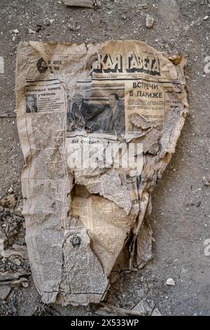 Restes d'un vieux journal kirghize de 1924 avec écriture cyrillique dans un bâtiment abandonné, ville fantôme, Engilchek, Tian Shan, Kirghizistan Banque D'Images