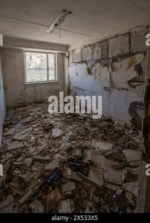 Abandonné salle détruite pleine de décombres, ville fantôme, Engilchek, Tian Shan, Kirghizistan Banque D'Images