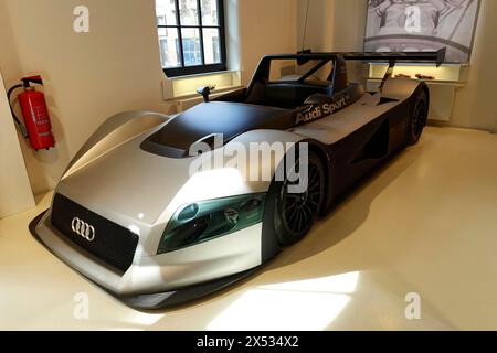 AUDI R8R LMP prototype, Silver Audi Sport Racing car exposé dans un musée, AUTOMUSEUM PROTOTYP, Hambourg, ville hanséatique de Hambourg, Allemagne Europe Banque D'Images