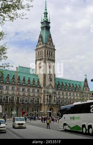 Hôtel de ville de Hambourg et marché de la mairie, Hambourg, Allemagne, Europe, l'impressionnant hôtel de ville avec tour et horloge, bus de passage et vie urbaine Banque D'Images