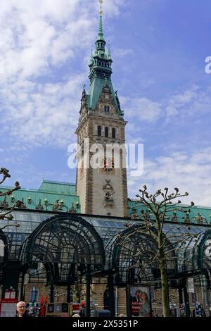 Hôtel de ville de Hambourg et marché de l'hôtel de ville, Hambourg, Allemagne, Europe, Hôtel de ville historique avec horloge tour sous un ciel partiellement nuageux, ville hanséatique de Banque D'Images