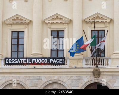 Appel à la paix, drapeaux, Palazzo della Provincia néoclassique, Piazza Italia, Sassari, Sardaigne, Italie Banque D'Images