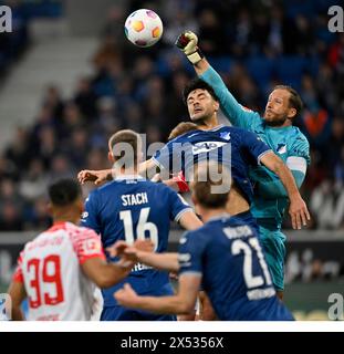 Scène de la zone de pénalité, scène de la zone de but action de défense du poing gardien de but Oliver Baumann TSG 1899 Hoffenheim (01) contre Ozan Kabak TSG 1899 Hoffenheim Banque D'Images