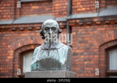 Monument au poète allemand Johann Gottfried Herder, enseigna pendant cinq ans (1764, 1769) comme professeur à l'école de la cathédrale de Riga, Lettonie Banque D'Images