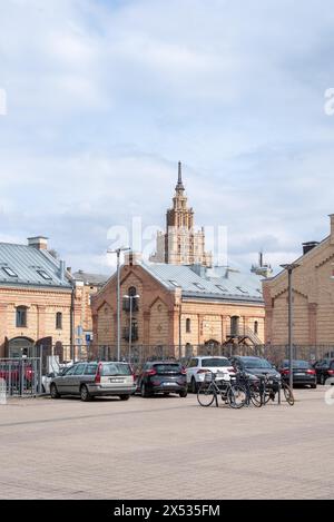 Académie des sciences, également connu sous le nom de gâteau d'anniversaire de Staline, construit dans le style du classicisme socialiste, Riga, Lettonie Banque D'Images