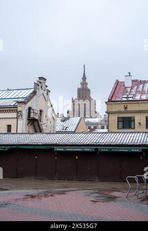 Académie des sciences, également connu sous le nom de gâteau d'anniversaire de Staline, construit dans le style du classicisme socialiste, Riga, Lettonie Banque D'Images