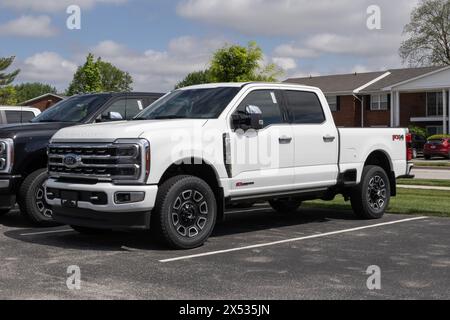 Kokomo - 5 mai 2024 : Ford F-350 Platinum SRW 4X4 Crew Cab. La Ford F350 est disponible en version classique ou Supercrew. MY:2024 Banque D'Images