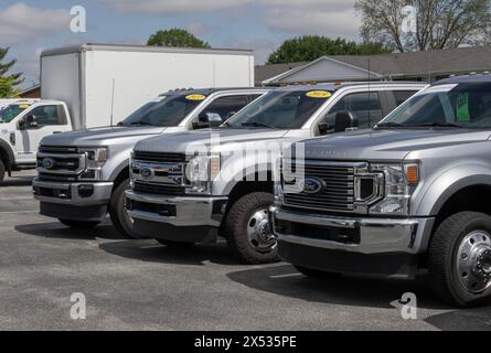 Kokomo - 5 mai 2024 : présentoir Ford F-350 et F-450 usagé chez un concessionnaire. En raison de problèmes de prix, Ford vend des camions d'occasion pour répondre à la demande. Banque D'Images