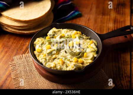 Rajas con Crema. Plat très populaire au Mexique qui se compose de lanières de piment poblano avec de la crème, il est servi en garniture ou en tacos, c'est un typique Banque D'Images