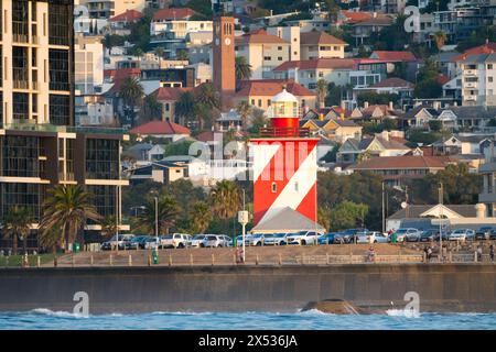 Le phare et les bâtiments de Mouille point ferment un point de repère dans le paysage suburbain du concept de Cape Town en Afrique du Sud Banque D'Images