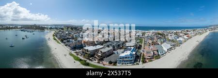Vue aérienne de Mission Beach à San Diego en Californie avec plage de sable et maisons de location de vacances Banque D'Images