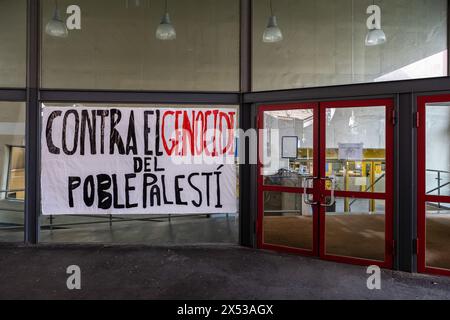 Barcelone, Espagne. 06 mai 2024. Une grande bannière contre le génocide du peuple palestinien est vue au-dessus de la porte d'entrée de l'Université UB Raval. Plus d’une centaine d’étudiants ont occupé le cloître de l’Université centrale de Barcelone, installant des tentes de camping dans l’espoir de passer la nuit en solidarité avec le peuple palestinien. Crédit : SOPA images Limited/Alamy Live News Banque D'Images