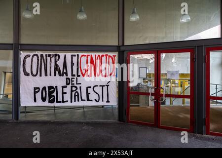 Barcelone, Espagne. 06 mai 2024. Une grande bannière contre le génocide du peuple palestinien est vue au-dessus de la porte d'entrée de l'Université UB Raval. Plus d’une centaine d’étudiants ont occupé le cloître de l’Université centrale de Barcelone, installant des tentes de camping dans l’espoir de passer la nuit en solidarité avec le peuple palestinien. (Photo Paco Freire/SOPA images/SIPA USA) crédit : SIPA USA/Alamy Live News Banque D'Images