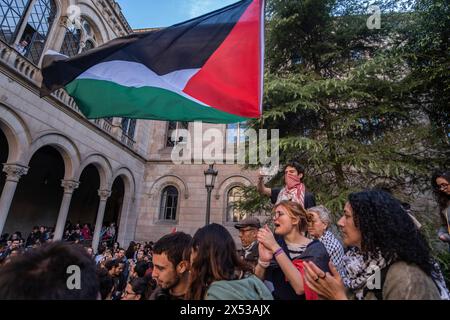 Barcelone, Espagne. 06 mai 2024. Un manifestant est vu agiter un drapeau palestinien dans le cloître de l'Université centrale pendant le rassemblement. Plus d’une centaine d’étudiants ont occupé le cloître de l’Université centrale de Barcelone, installant des tentes de camping dans l’espoir de passer la nuit en solidarité avec le peuple palestinien. (Photo Paco Freire/SOPA images/SIPA USA) crédit : SIPA USA/Alamy Live News Banque D'Images