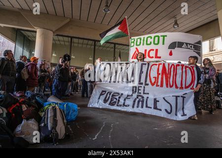 Barcelone, Espagne. 06 mai 2024. Des manifestants, des banderoles et des drapeaux contre le génocide du peuple palestinien sont vus dans le hall d'entrée de l'Université UB Raval pendant le rassemblement. Plus d’une centaine d’étudiants ont occupé le cloître de l’Université centrale de Barcelone, installant des tentes de camping dans l’espoir de passer la nuit en solidarité avec le peuple palestinien. (Photo Paco Freire/SOPA images/SIPA USA) crédit : SIPA USA/Alamy Live News Banque D'Images