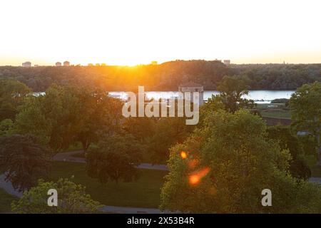 Belgrade. 30 avril 2024. Cette photo prise le 30 avril 2024 montre une vue au coucher du soleil, vue depuis le parc Kalemegdan à Belgrade, Serbie. Crédit : Li Jing/Xinhua/Alamy Live News Banque D'Images