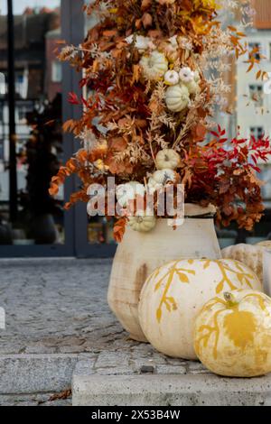 Halloween décoré café extérieur ou terrasse de restaurant en Amérique ou en Europe avec des citrouilles attributs traditionnels d'Halloween. Décoration de la cour pour la fête. Banque D'Images